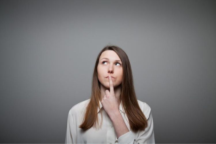 Image d'une femme en train de réfléchir