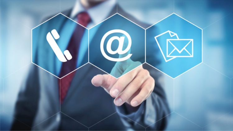 Image avec un téléphone, un arobase et des enveloppes